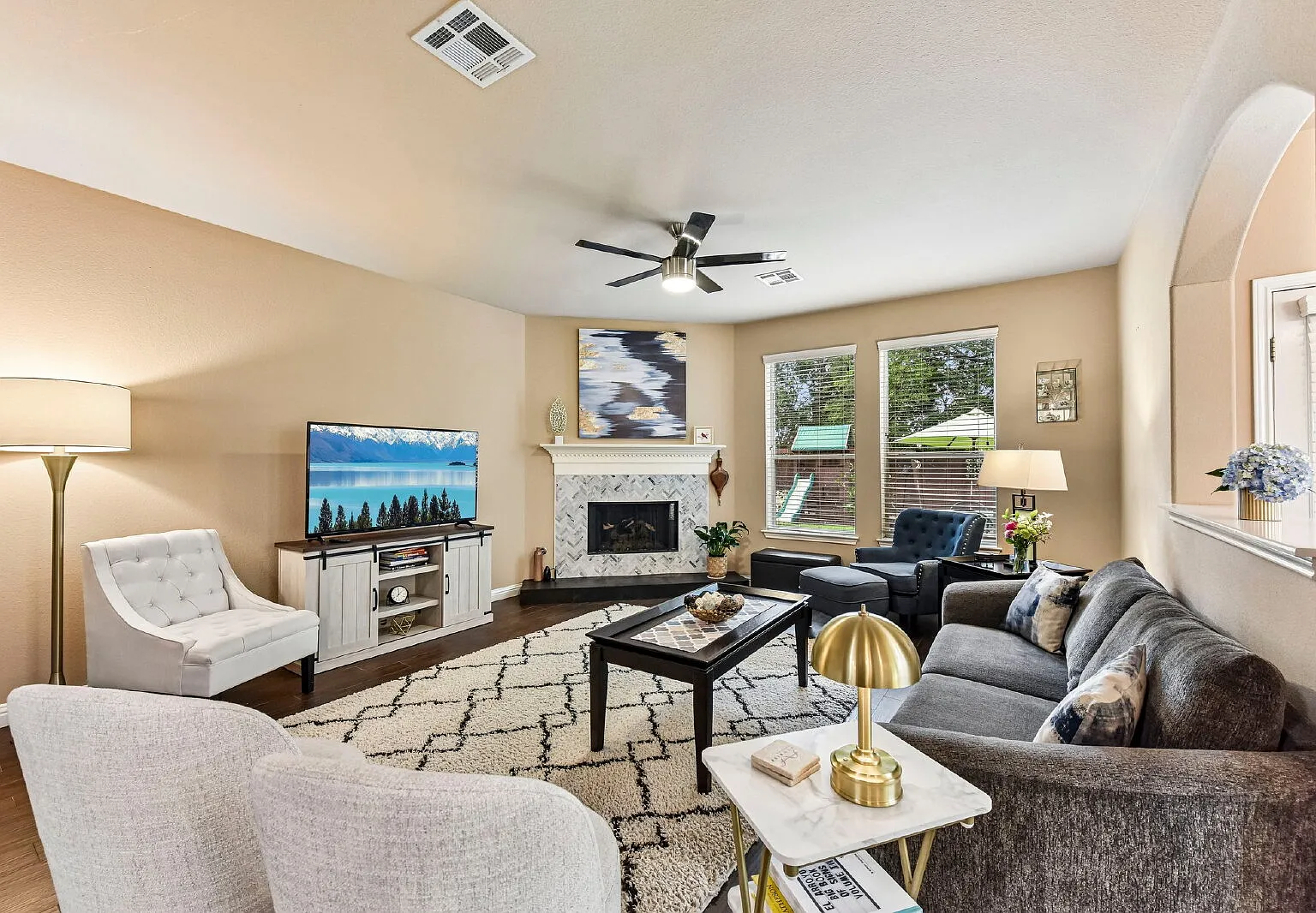 4 bed, 2.5 bath, 2949 sqft, $3,000 — Photo 3