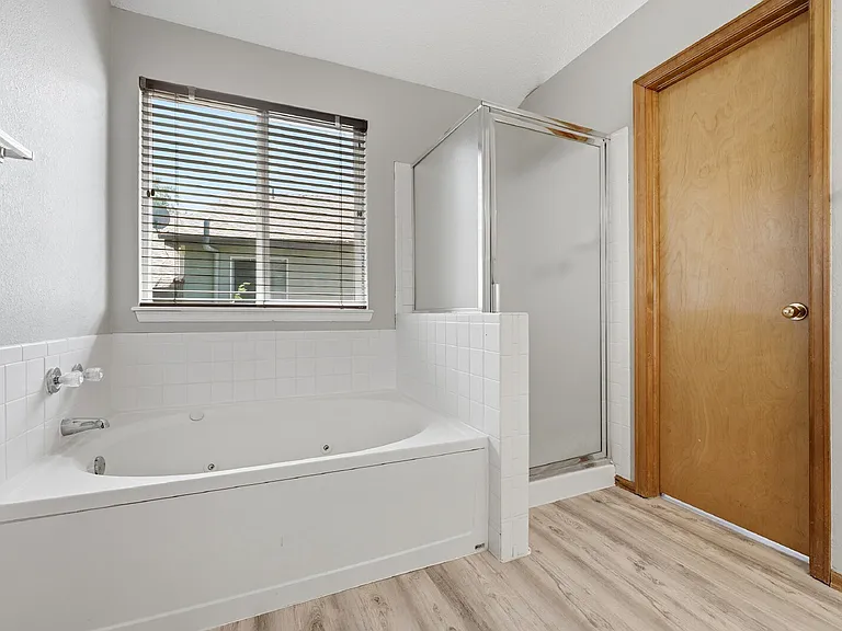 17624 Peyton Dr — Photo 24