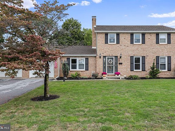 3rd image of 576 Meadowview Cir