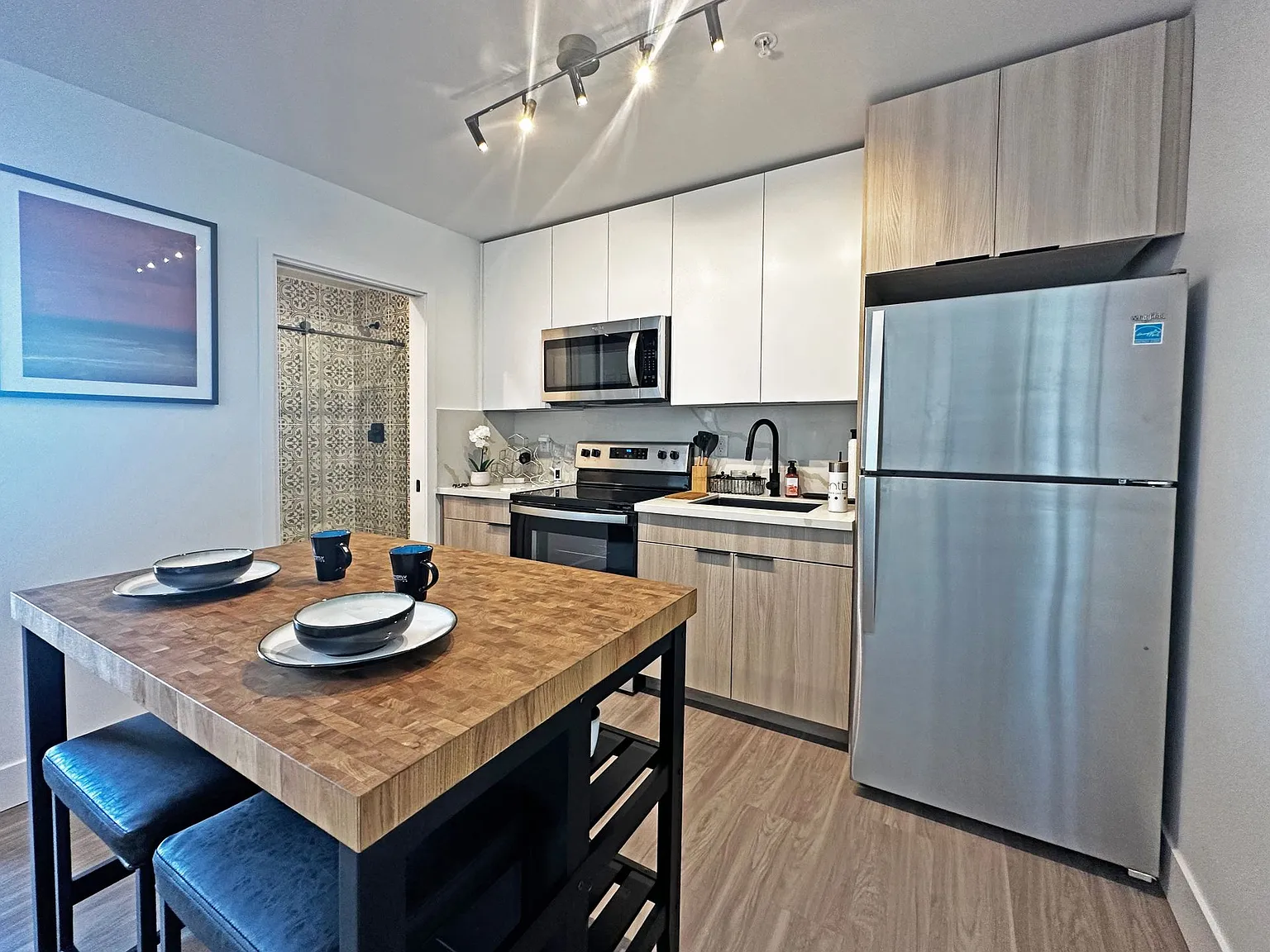 DLUX Lofts - Modern Downtown Studios — Photo 3