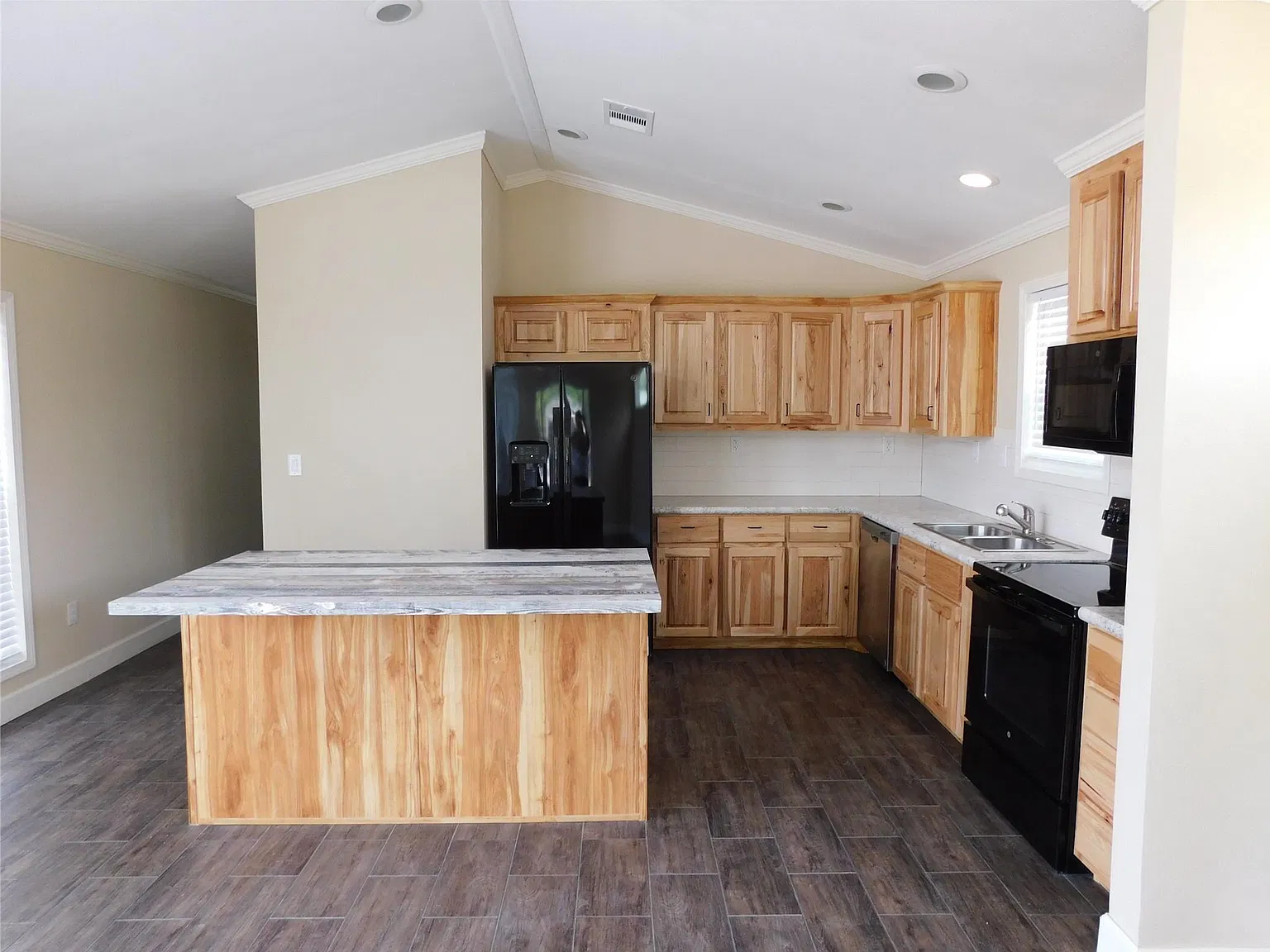 2 bed, 1.0 bath, 1224 sqft, $1,400 — Photo 2