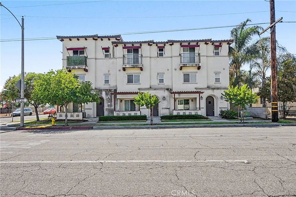 3 bed, 1690 sqft, $3,300 — Photo 1