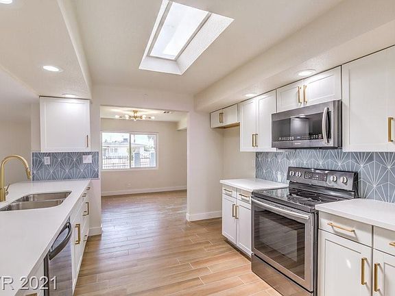 4th image of 829 E Oakey Blvd