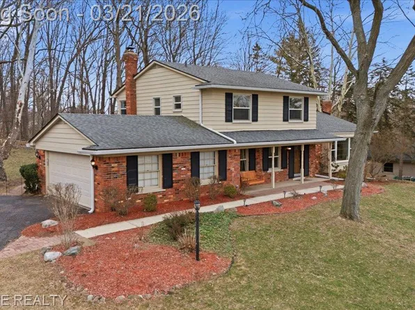 326 Shagbark Dr, Rochester Hills, MI 48309