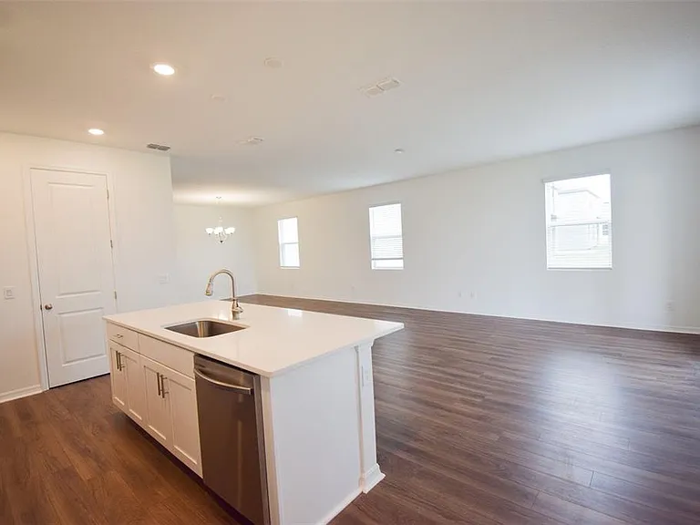 2370 Lancashire St — Photo 15