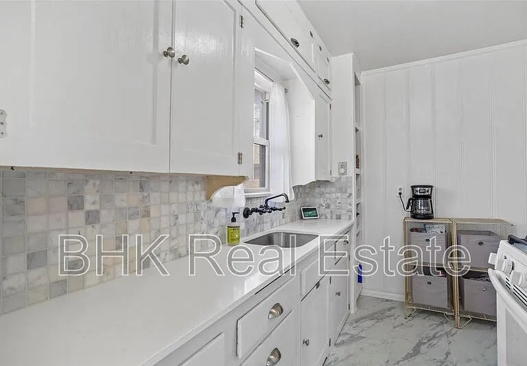 1915 Clover Ln — Photo 5