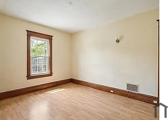 211 Adams St — Photo 10
