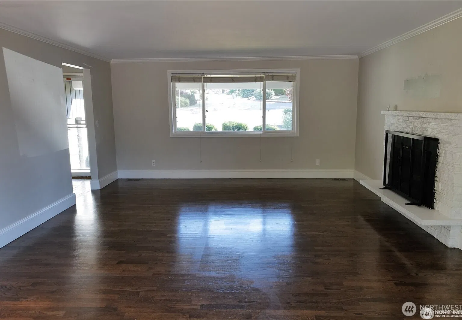 3 bed, 2.0 bath, 1860 sqft, $4,200 — Photo 2