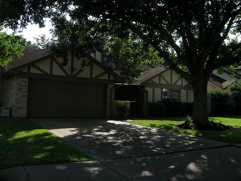 Beautiful-Traditional one story Just Listed in Pipers Meadow!