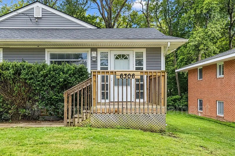 2 bed, 1.0 bath, 700 sqft, $1,200 — Photo 1