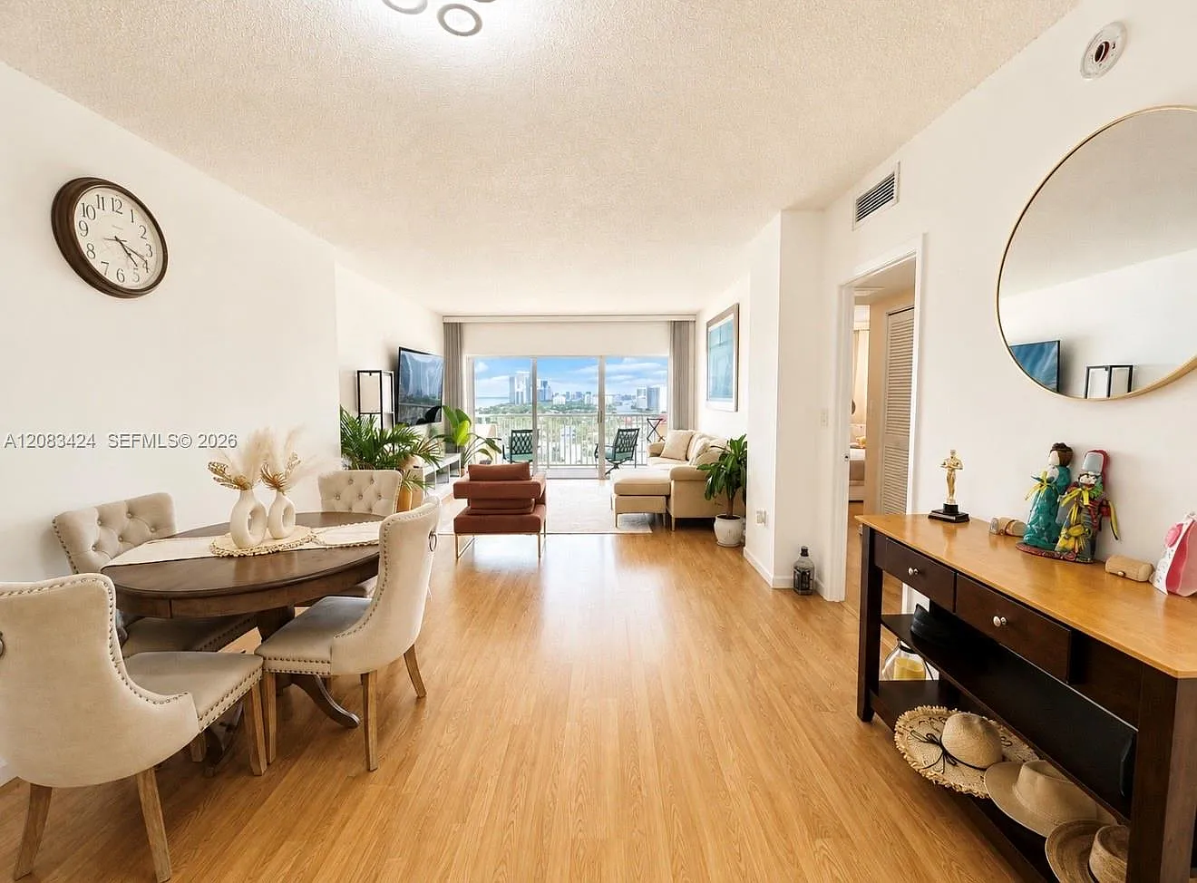 Hemispheres Condo — Photo 4