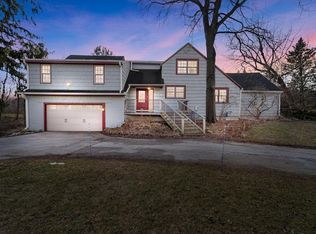 363 W Bergen Dr, Fox Pt, WI 53217