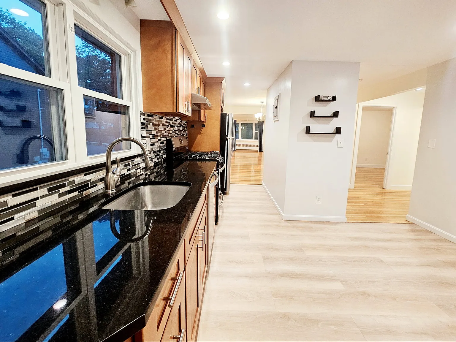 2 bed, 1.0 bath, 1350 sqft, $3,250 — Photo 3