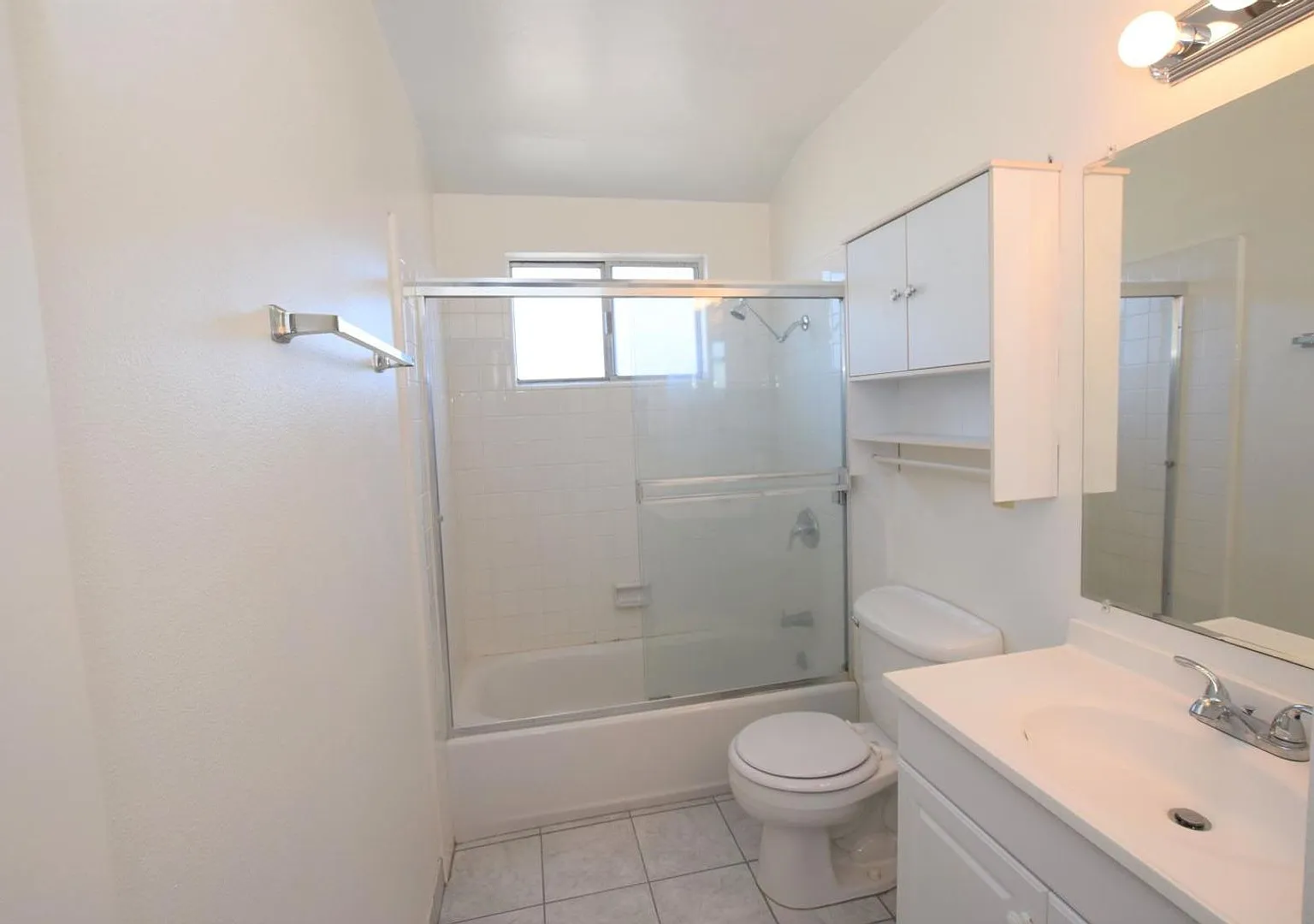 Popular Victoria Avenue Penthouse — Photo 1