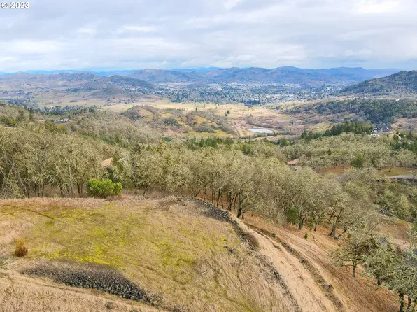 275 Platinum Dr, Roseburg, OR 97471