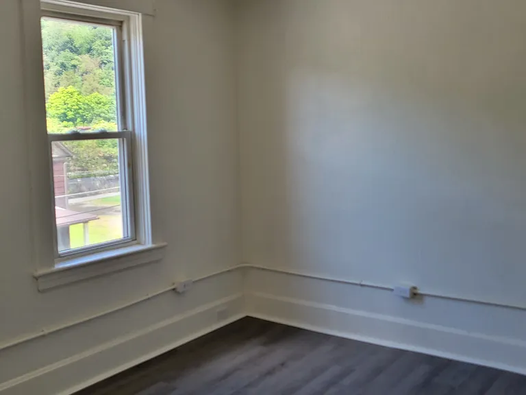 700 Maple Ave #5 — Photo 5