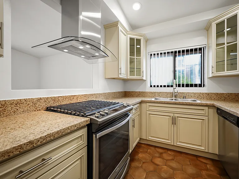1563 Brockton Ave — Photo 10