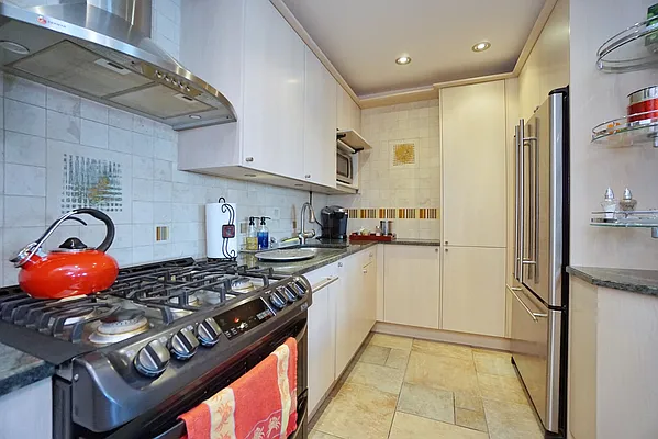 Sold by R New York | media 33