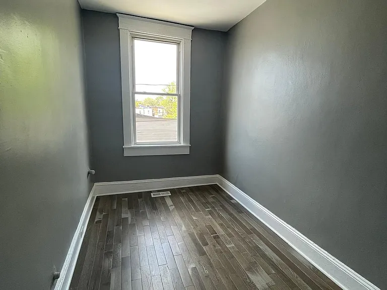 2516 Barclay St — Photo 11