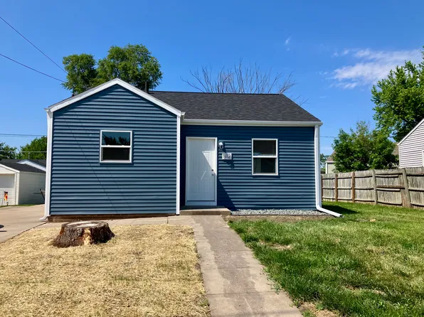 812 N 4th Ave W, Newton, IA 50208