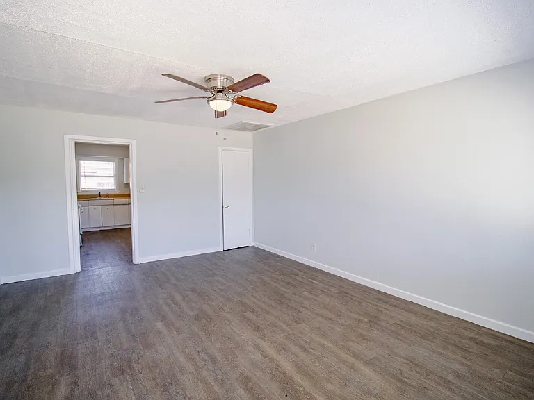 2906 43rd St #B — Photo 2