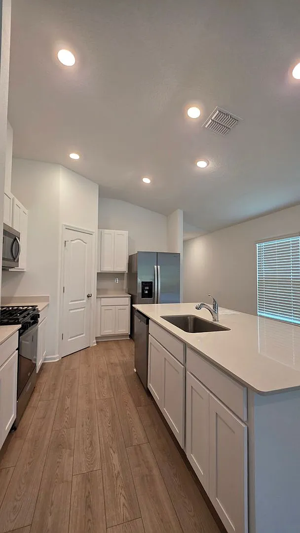 Beautiful 4 Bedroom in desirable Grand Reserve Community — Photo 4