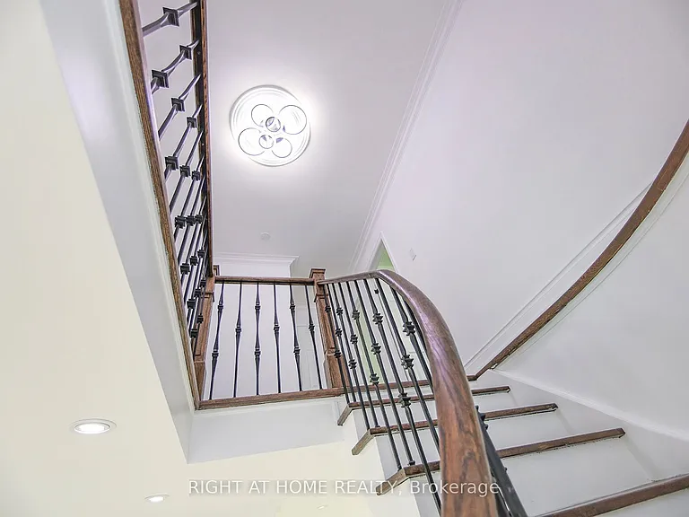 89 W Yonge Blvd NW — Photo 27