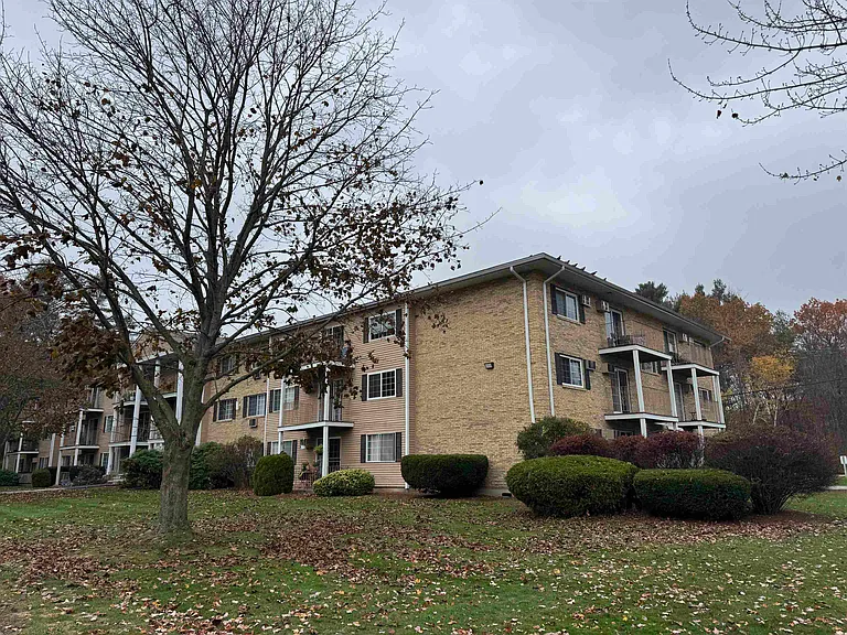 379 Huse Rd #14 — Photo 4