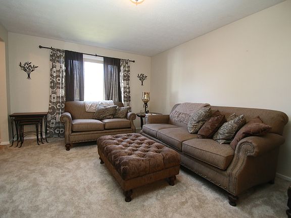 3rd image of 125 Willow Pond Way