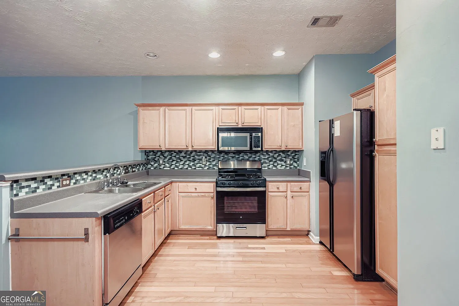 3 bed, 2.5 bath, 1595 sqft, $2,000 — Photo 3