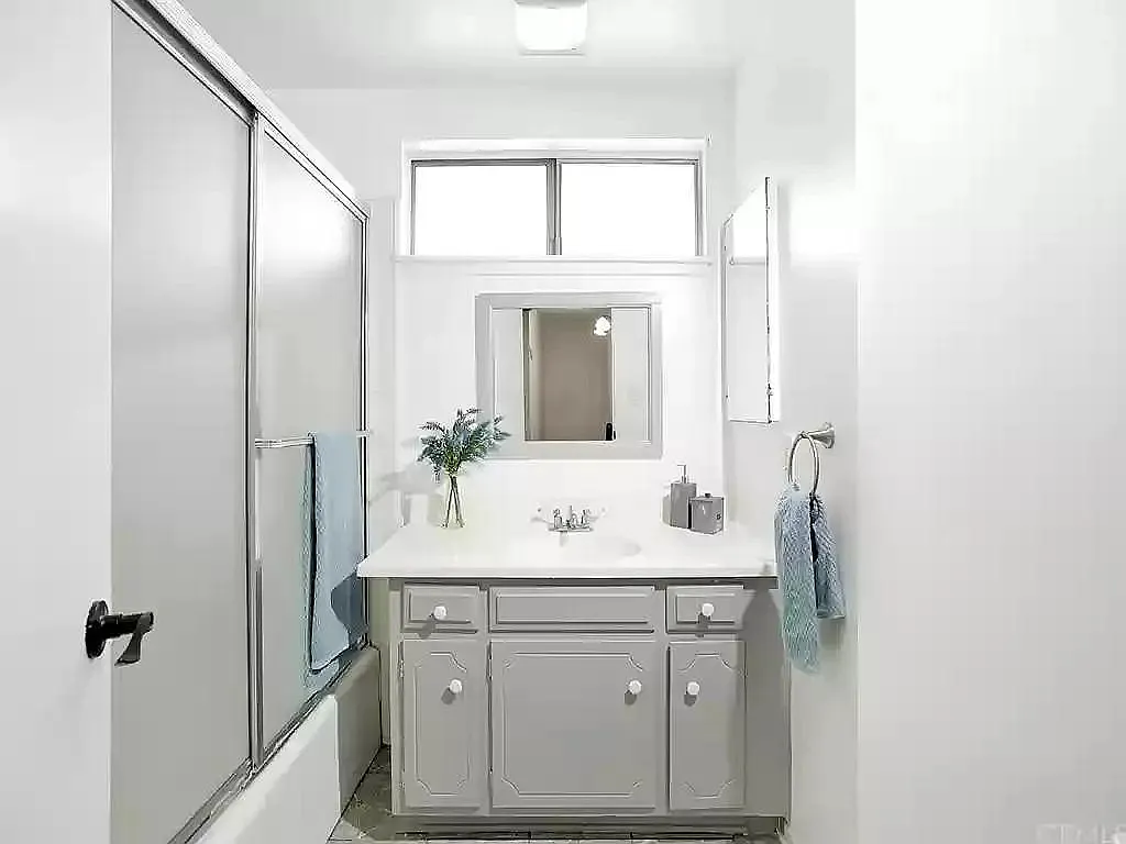 4 bed, 2325 sqft, $1,600 — Photo 3