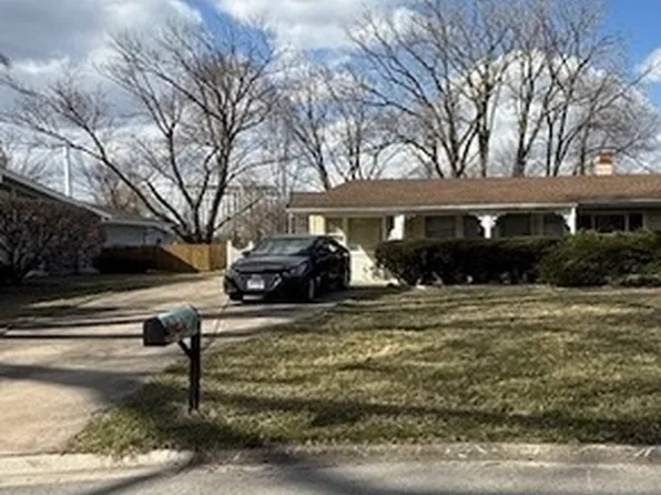 326 Edgewood Dr, Wheeling, IL 60090