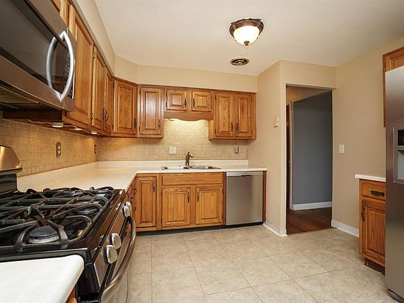 5th image of 8399 Coghill Ln