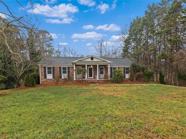 146 Foxcroft Dr, Mount Airy, NC 27030