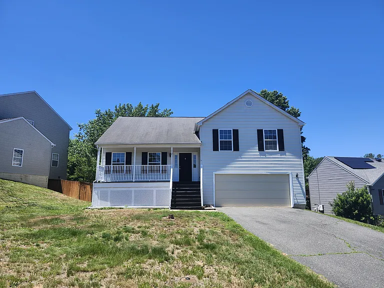 8 Pembroke Ln — Photo 1
