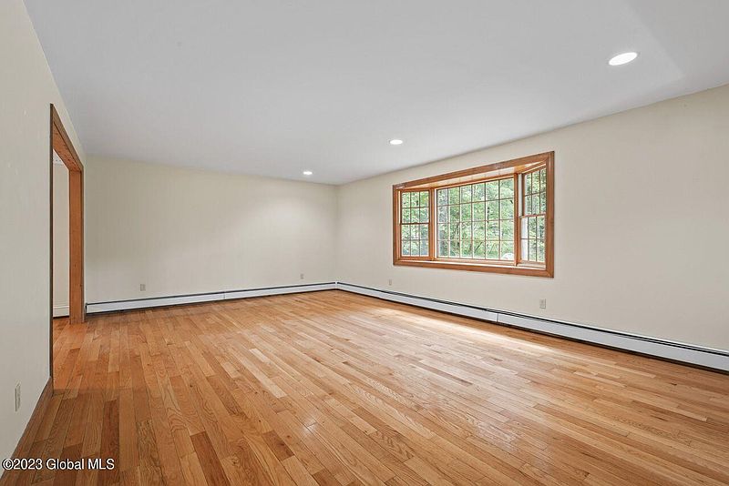 5th image of 150 Edgewood Drive