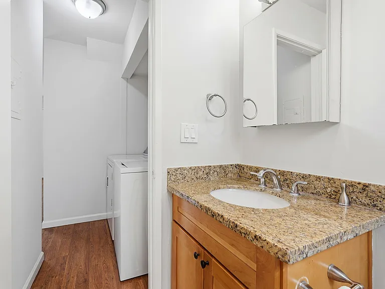 Poplar Plaza Apartments — Photo 11