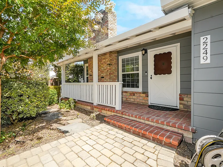2249 Whyte Park Ave — Photo 5