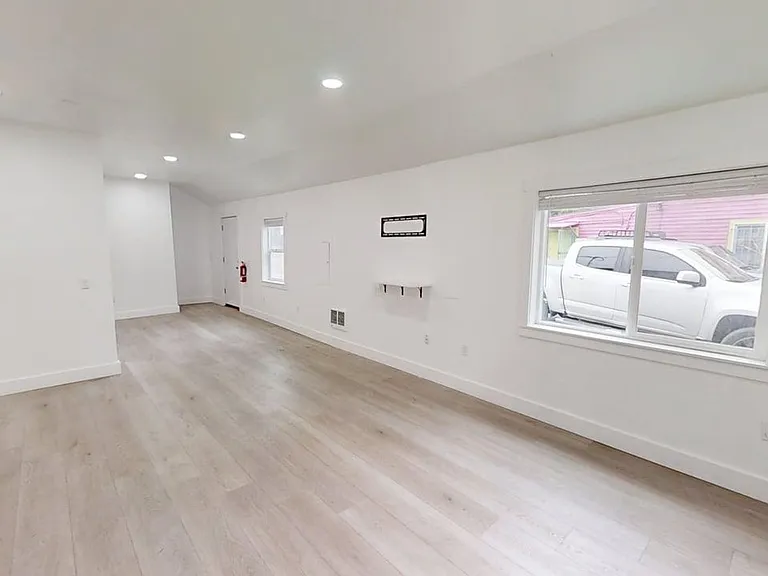 11518 NE Sandy Blvd — Photo 9