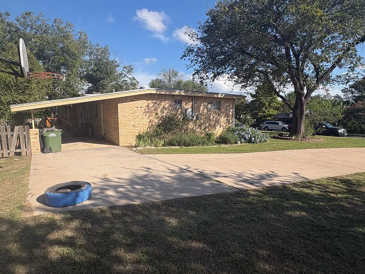 3 bed, 2.0 bath, 1650 sqft, $2,100 — Photo 3