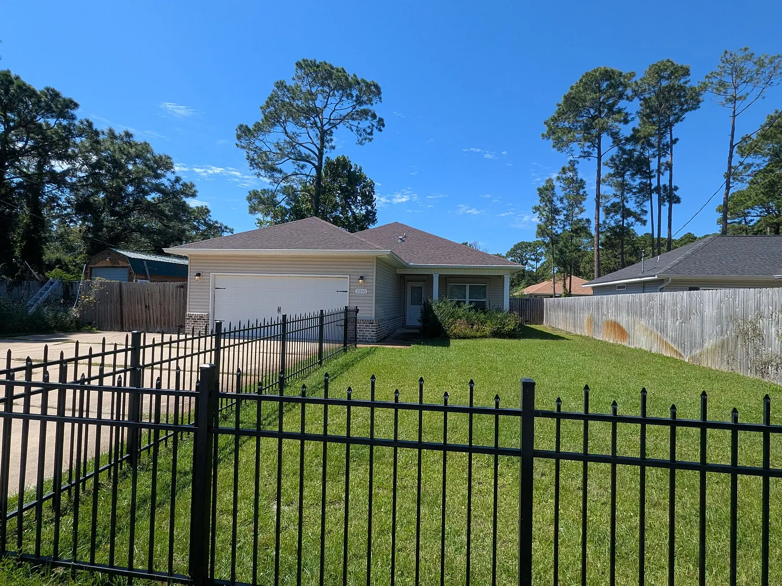 3 bed, 1736 sqft, $2,420 — Photo 2
