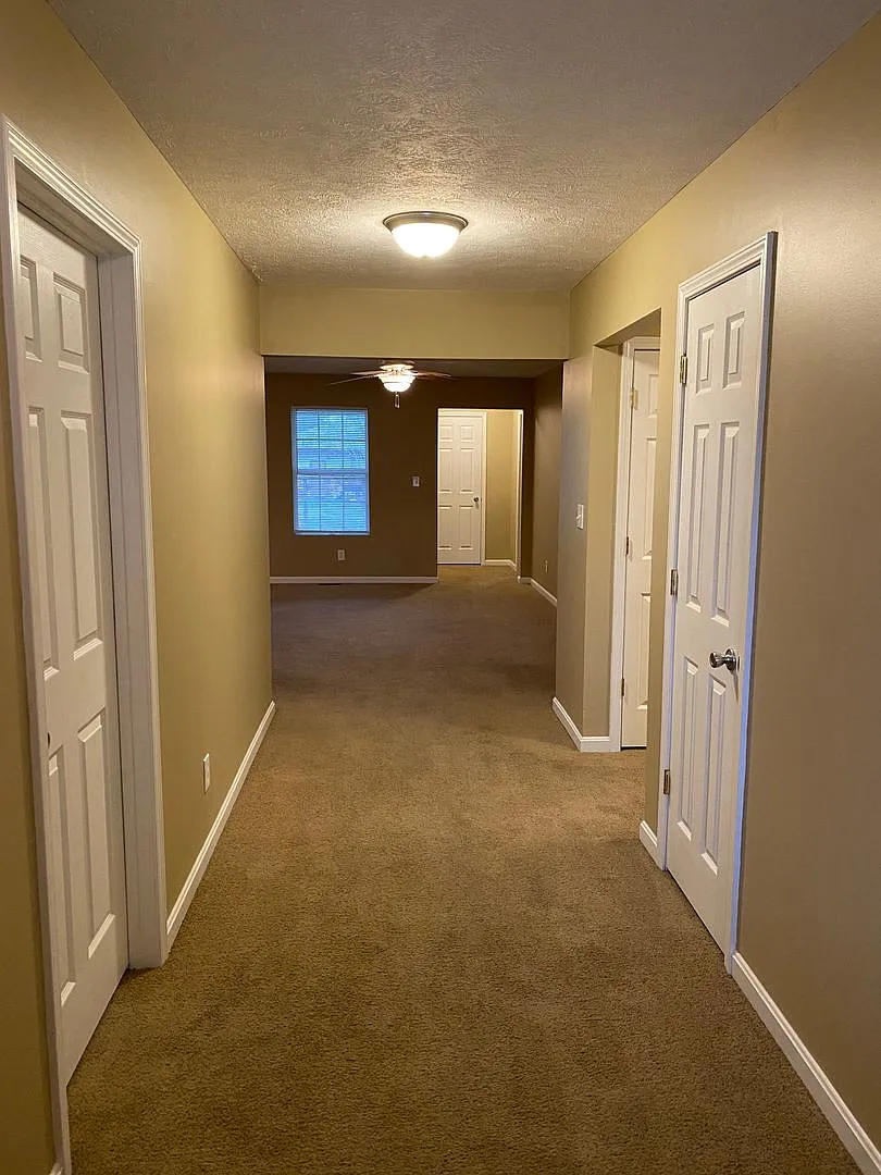 Open Concept 4 Bedroom Home & Pets Welcome — Photo 3