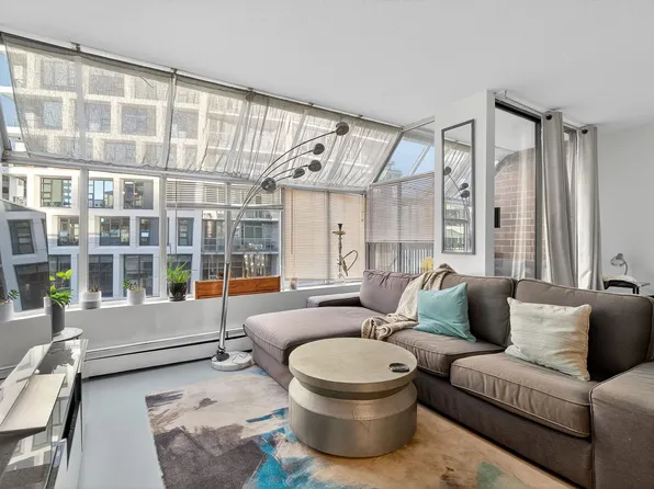 950 Drake St #902, Vancouver, BC V6Z 2B9