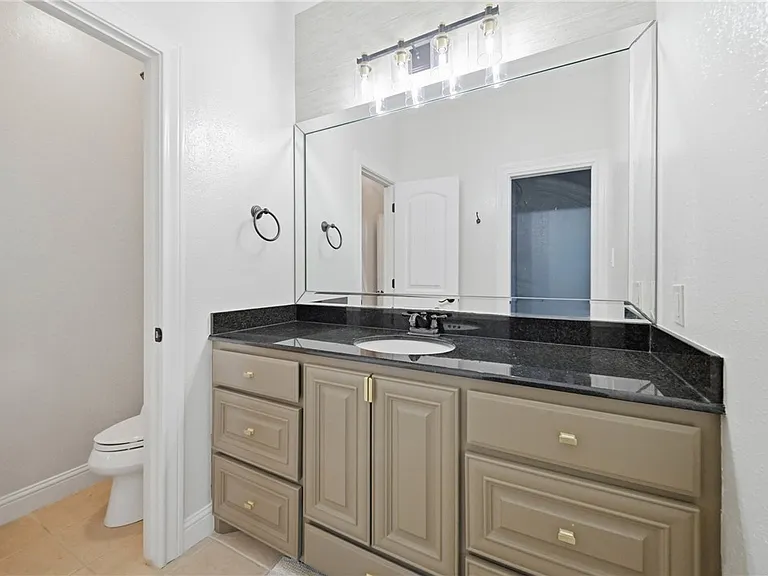 2404 Lancaster Ct — Photo 18