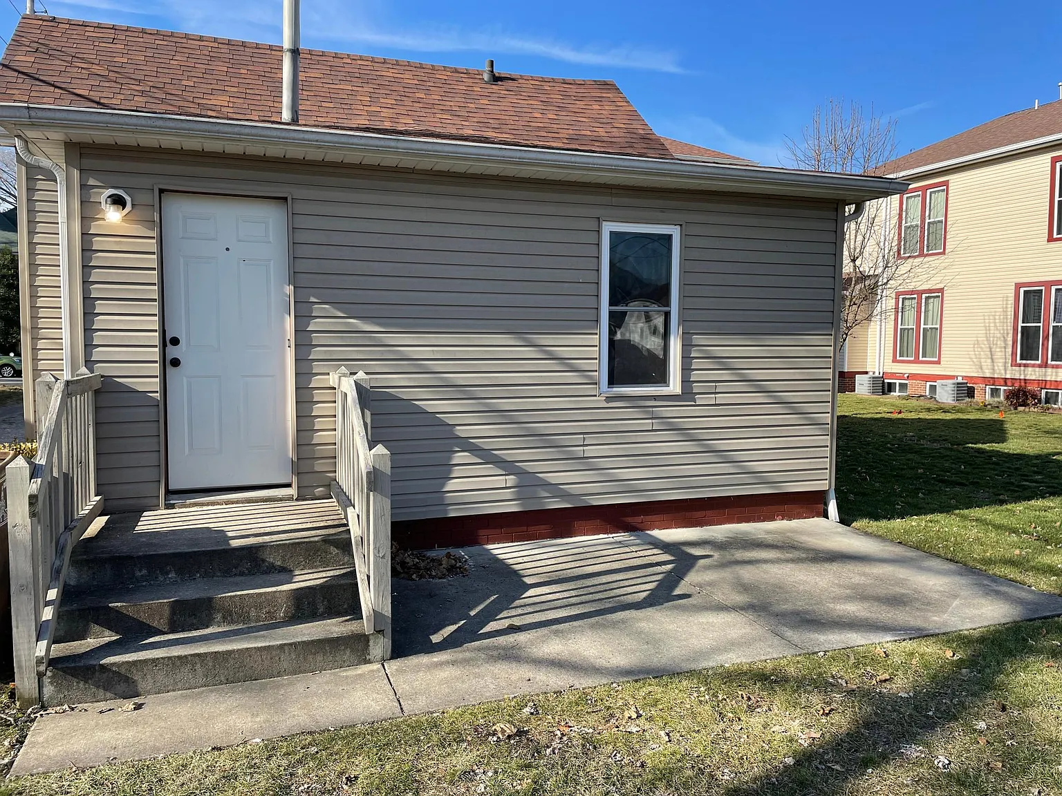1121 Pearl St — Photo 2