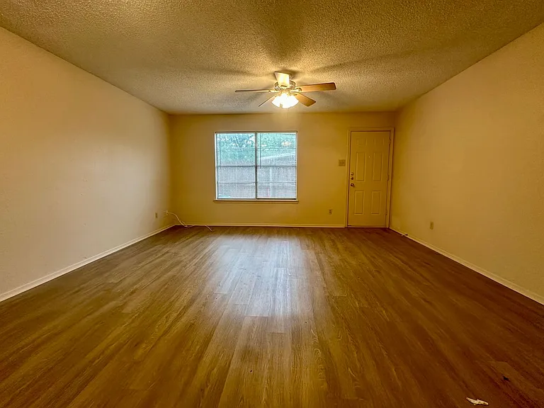 214 Romana Cir #G — Photo 2