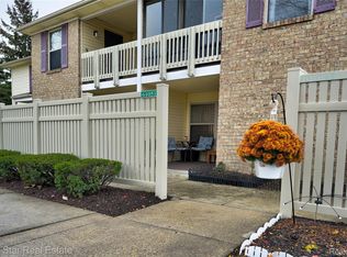 61051 Greenwood Dr, South Lyon, MI 48178