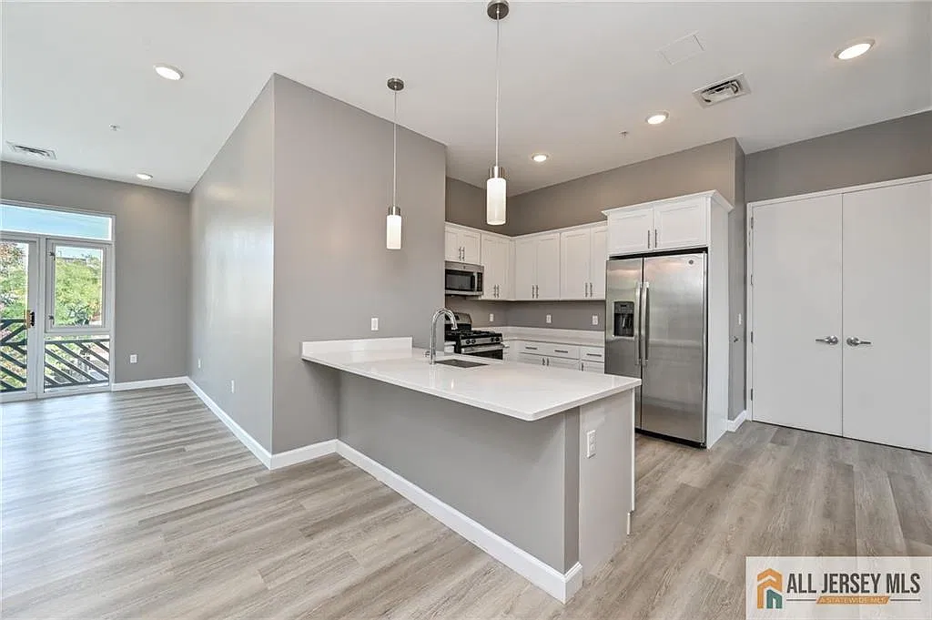 2 bed, 1.0 bath, $3,400 — Photo 1