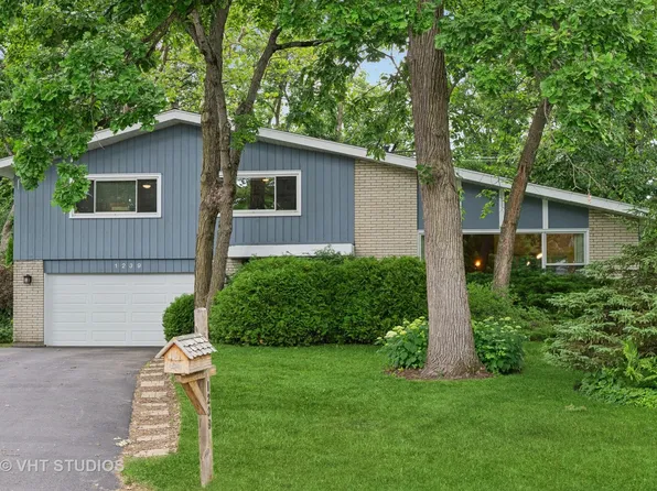 1239 Cambridge Ct, Highland Park, IL 60035