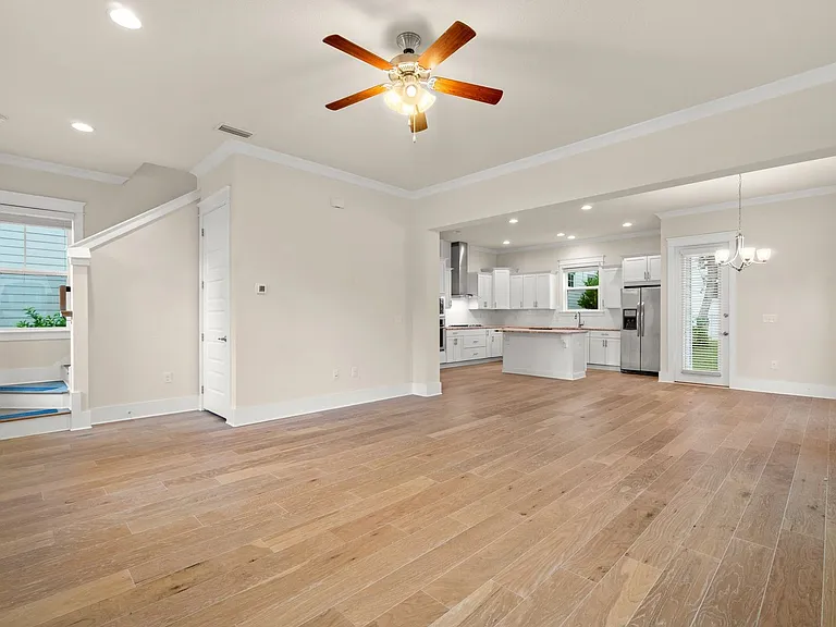 99 Grande Pointe Cir — Photo 4